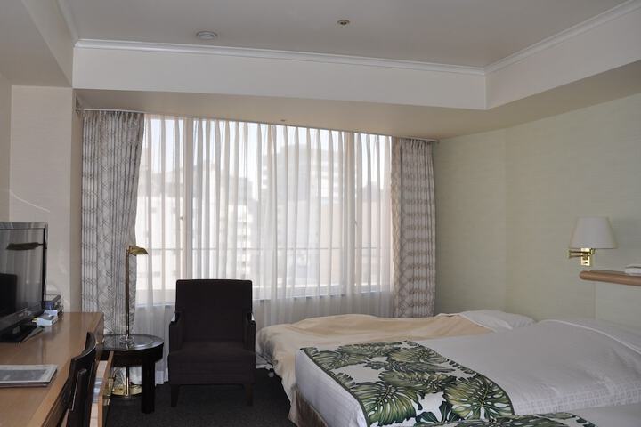 Room 13 of 33