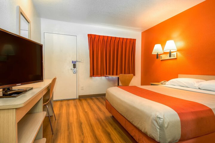 1 Queen Bed (7 of 13)