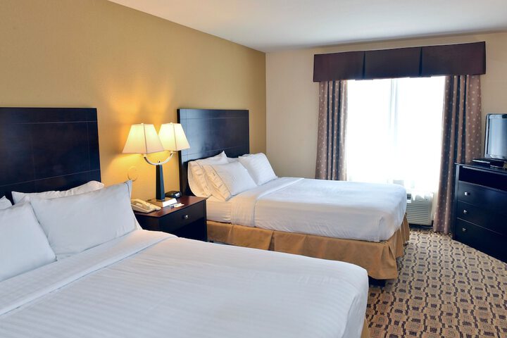 2 Queen Beds (1 of 4)