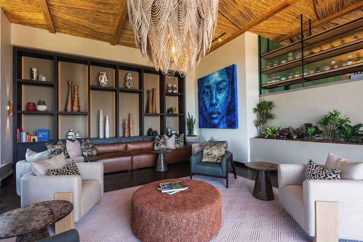Lounge 36 of 38