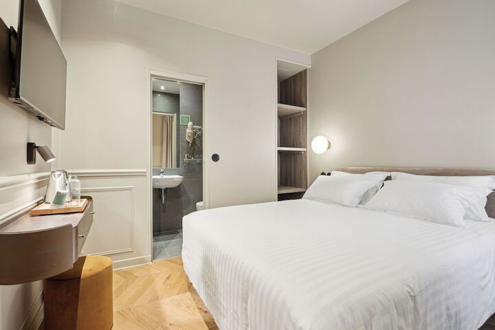 Room 10 of 14