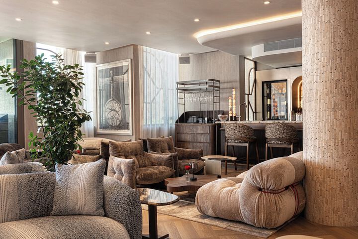 Lounge 76 of 86