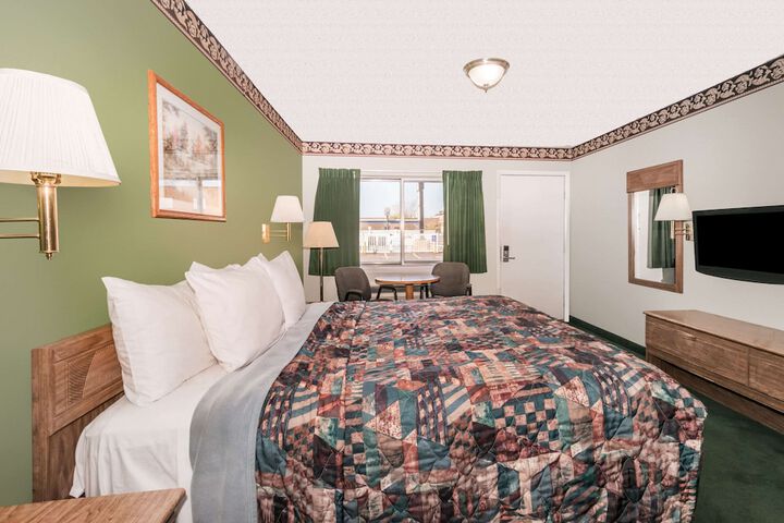 Room 6 of 18