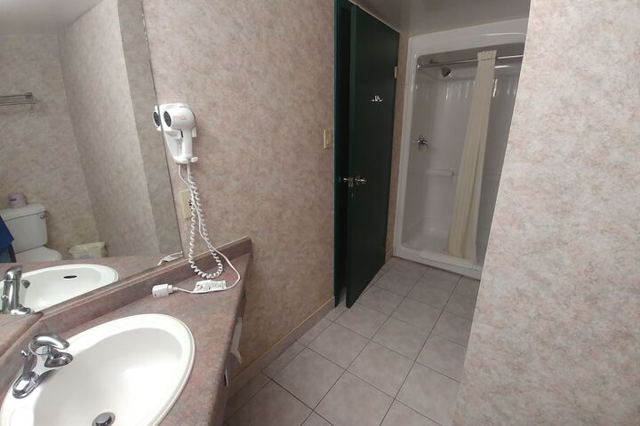 Standard Room, King or Two Doubles (4 of 4)
