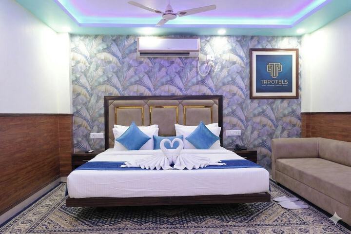 Room 5 of 16