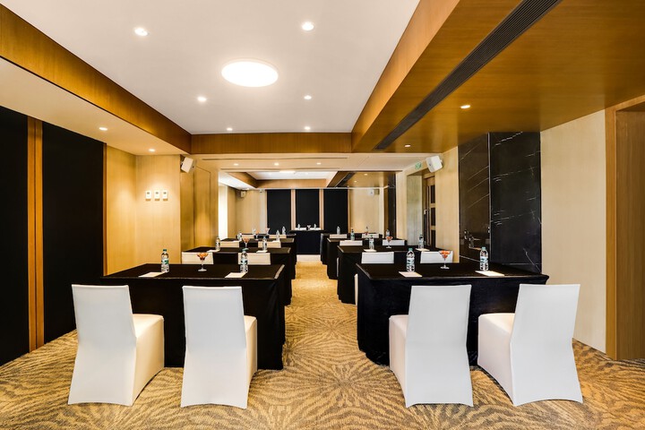 Ballroom/Hall 19 of 23