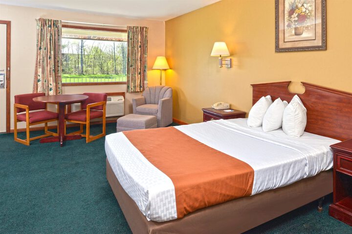 1 Queen Bed (3 of 4)