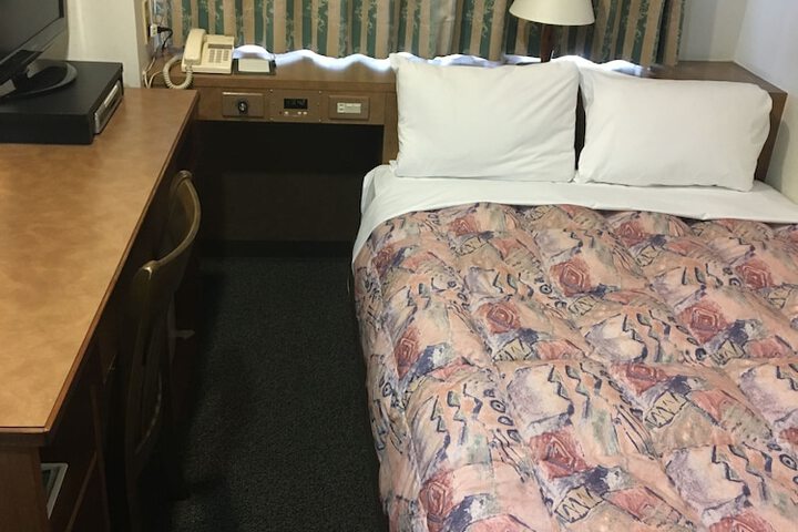 Room 6 of 38