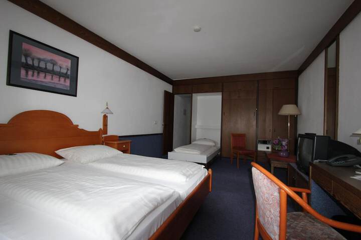 Room 8 of 18