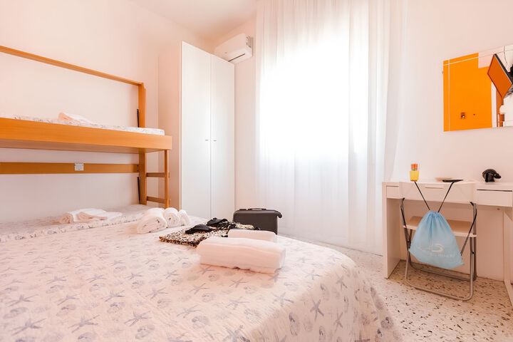 Room 4 of 76