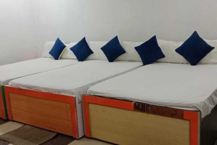 Room 8 of 9