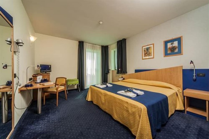 Room 9 of 35