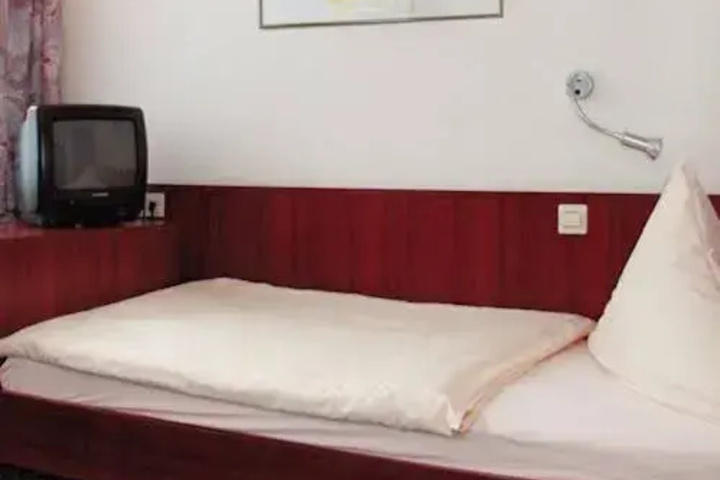 Room 4 of 7