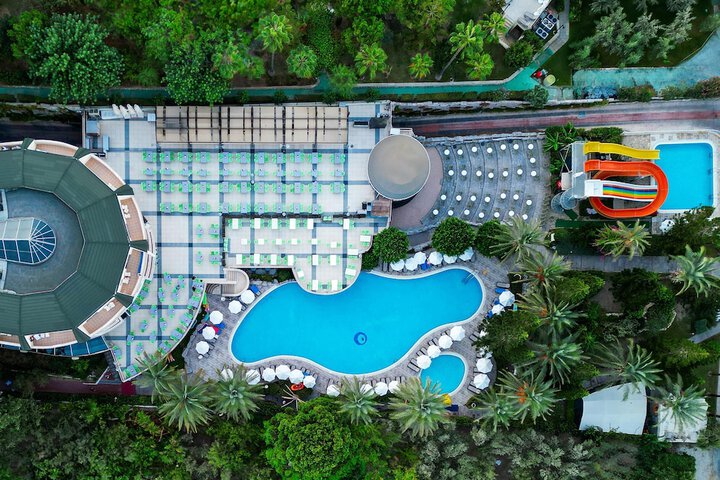 Hotel with Pool