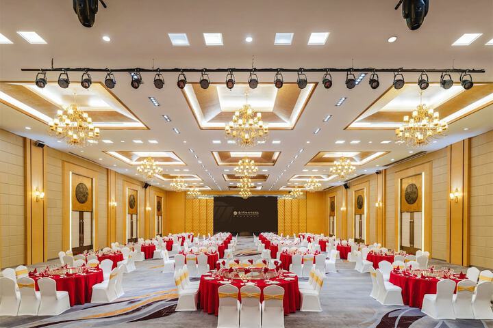 Ballroom/Hall 55 of 82