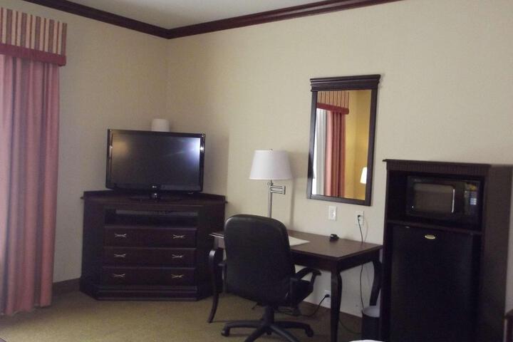 1 King Bed (4 of 8)
