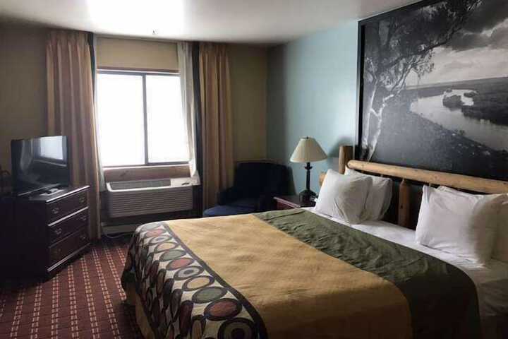 1 Queen Bed (3 of 4)