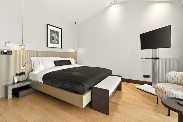 Room 16 of 103