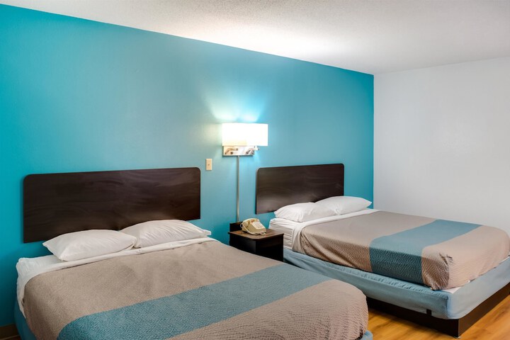 1 Queen Bed (1 of 8)