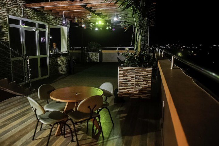 Lounge 77 of 112