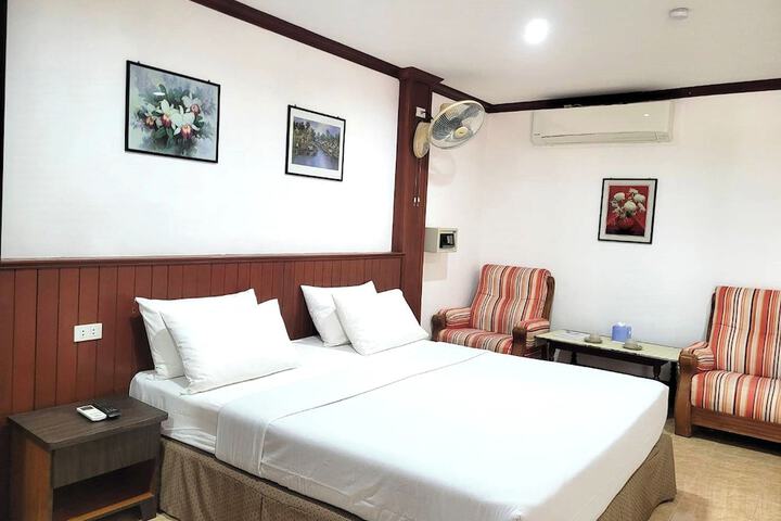 Room 54 of 208