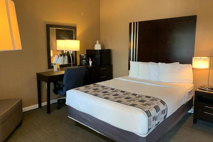Deluxe Room 1 King Bed (5 of 7)