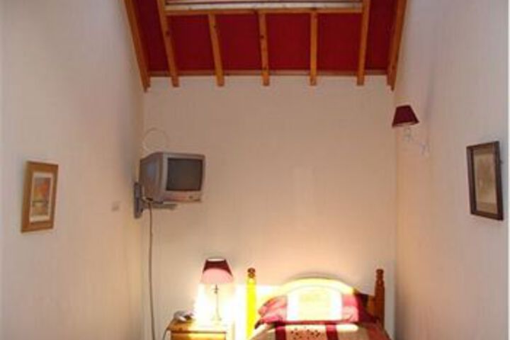 Room 5 of 9