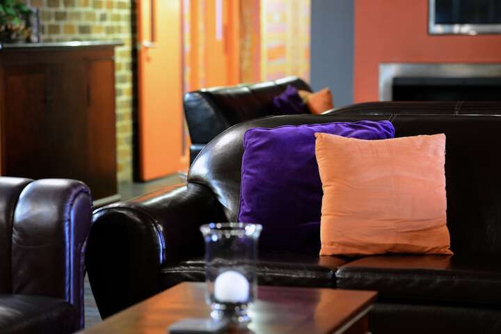 Lounge 121 of 145