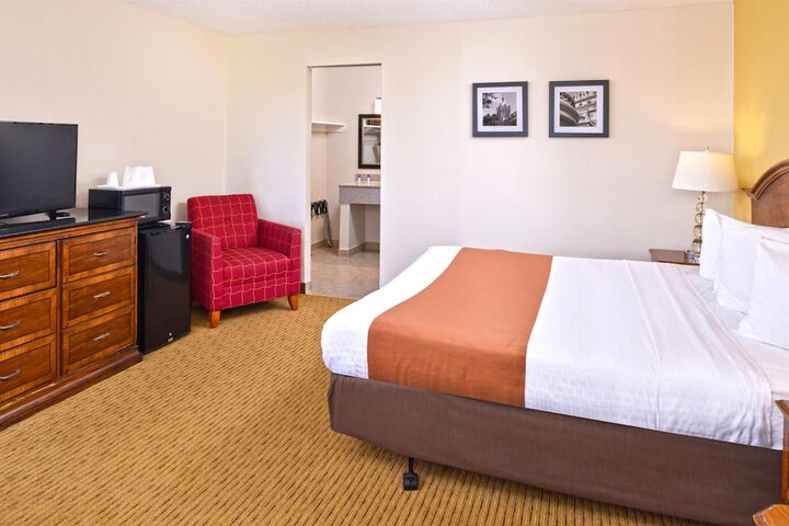 1 Queen Bed (1 of 4)