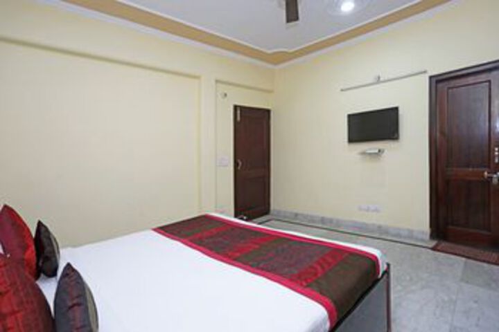 Room 11 of 28