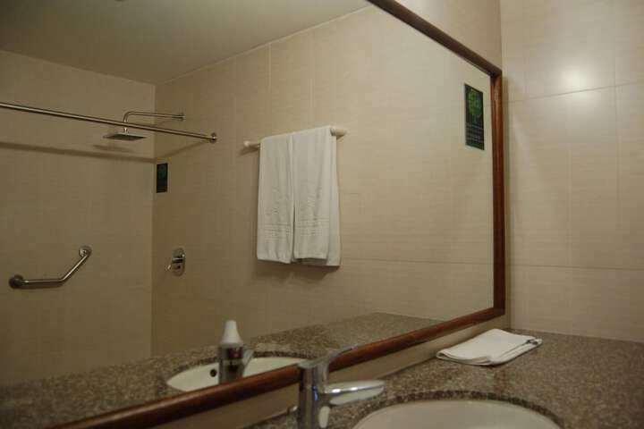 Room 32 of 39