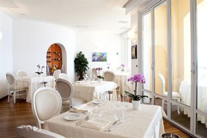Dining 19 of 22