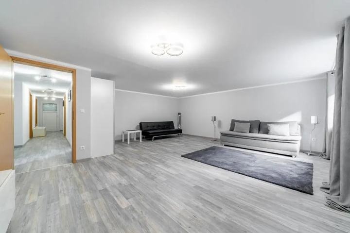 Room 5 of 9
