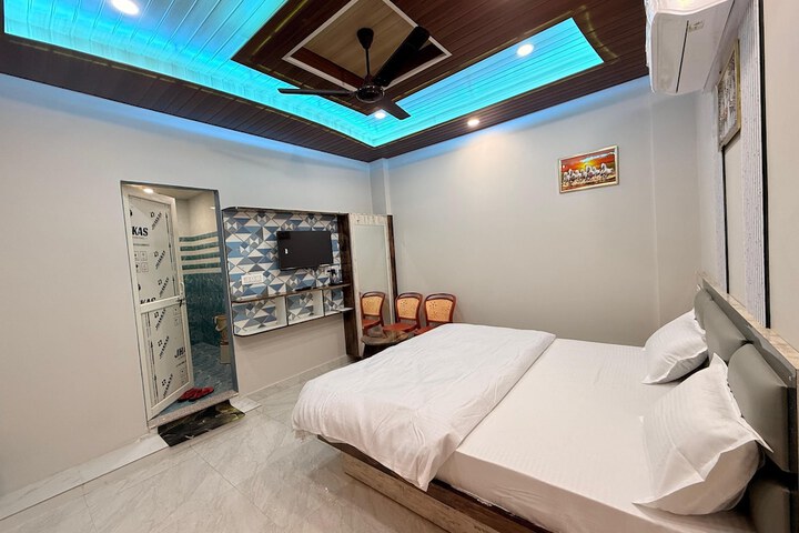 Room 27 of 33