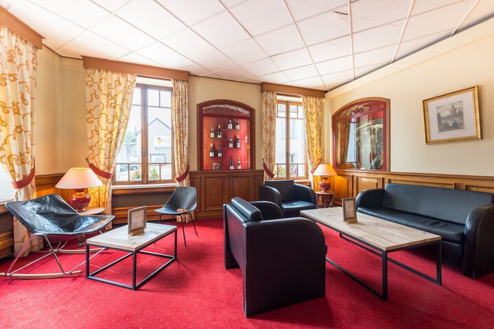 Lounge 36 of 46
