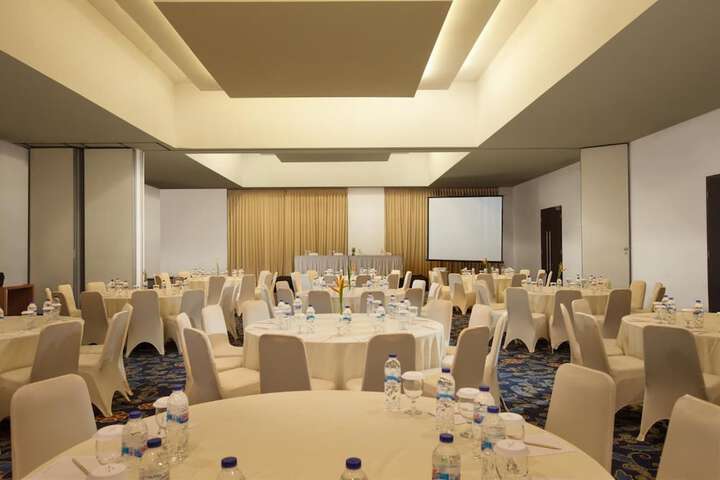 Ballroom/Hall 19 of 33