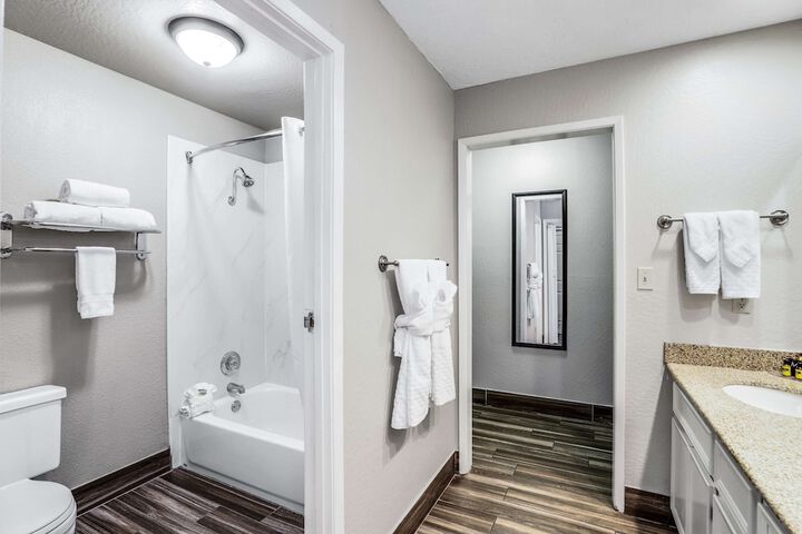 1 King Bed Pet Friendly (27 of 36)