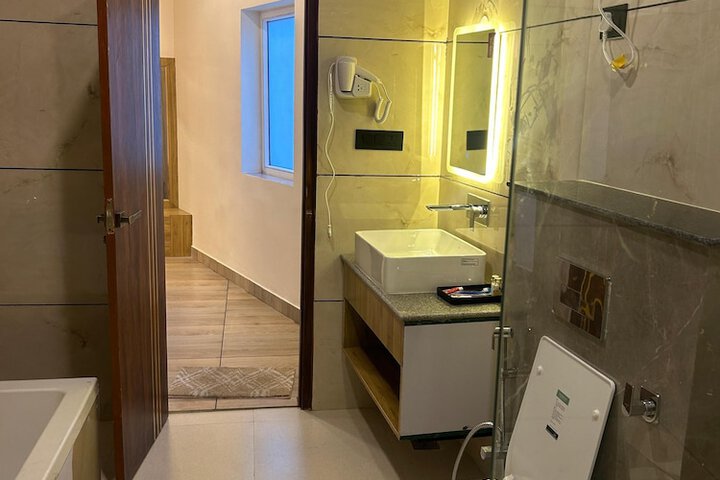 Room 33 of 51