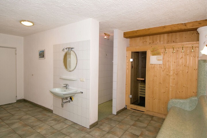 Room 12 of 32