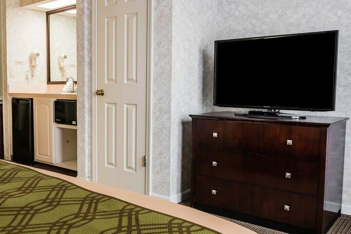 1 Queen Bed (5 of 12)