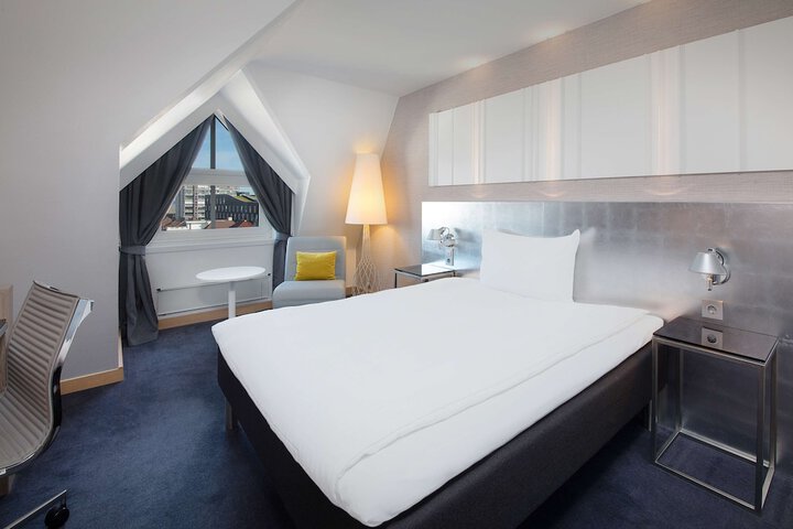 Room 9 of 34