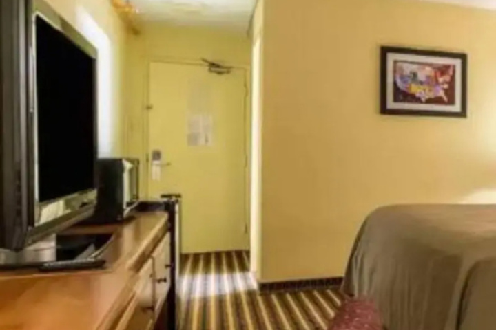 Room 4 of 10