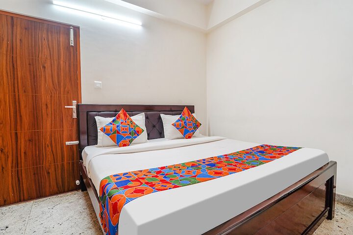 Room 10 of 32