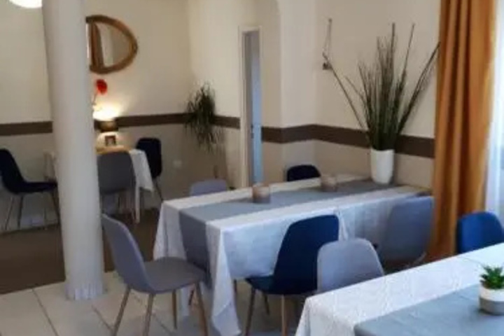 Dining 17 of 19