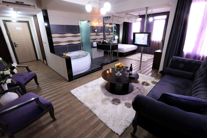 Room 32 of 64