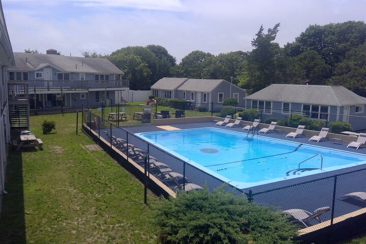 Pool 13 of 17