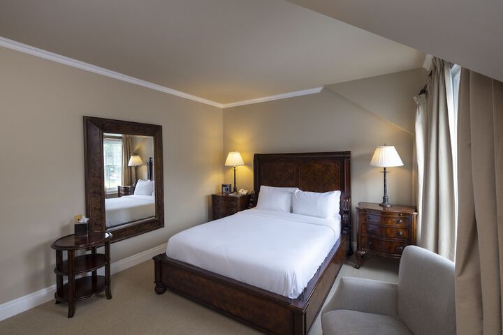 1 Queen Bed Garden View (3 of 7)