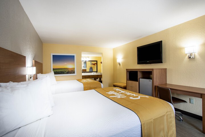 1 Queen Bed (5 of 18)
