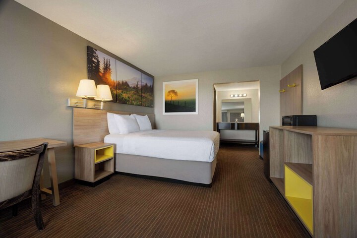 1 Queen Bed (8 of 12)