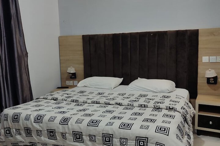 Room 16 of 34